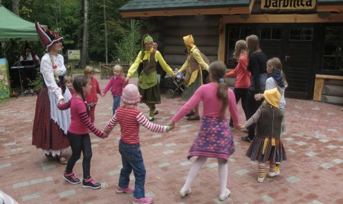  Muzikālo priekšnesumu laikā ikviens tika laipni aicināts dejās, spēlēs un citās jautrās aktivitātēs