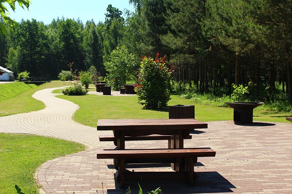 Місця для пікніка біля автостоянки